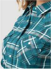 Load image into Gallery viewer, Wrangler Retro Green Plaid Snap LS 112321389