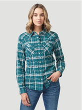 Load image into Gallery viewer, Wrangler Retro Green Plaid Snap LS 112321389